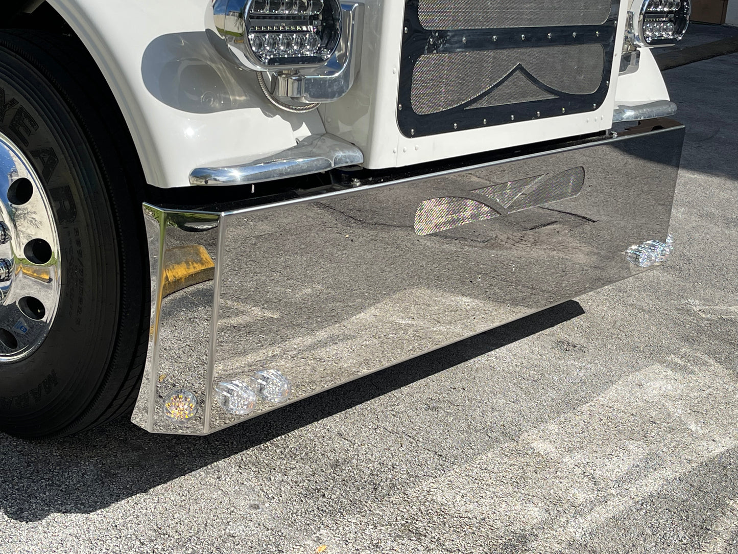 Parachoques Peterbilt 379 y 389 de 20" con 6 luces LED de sandía