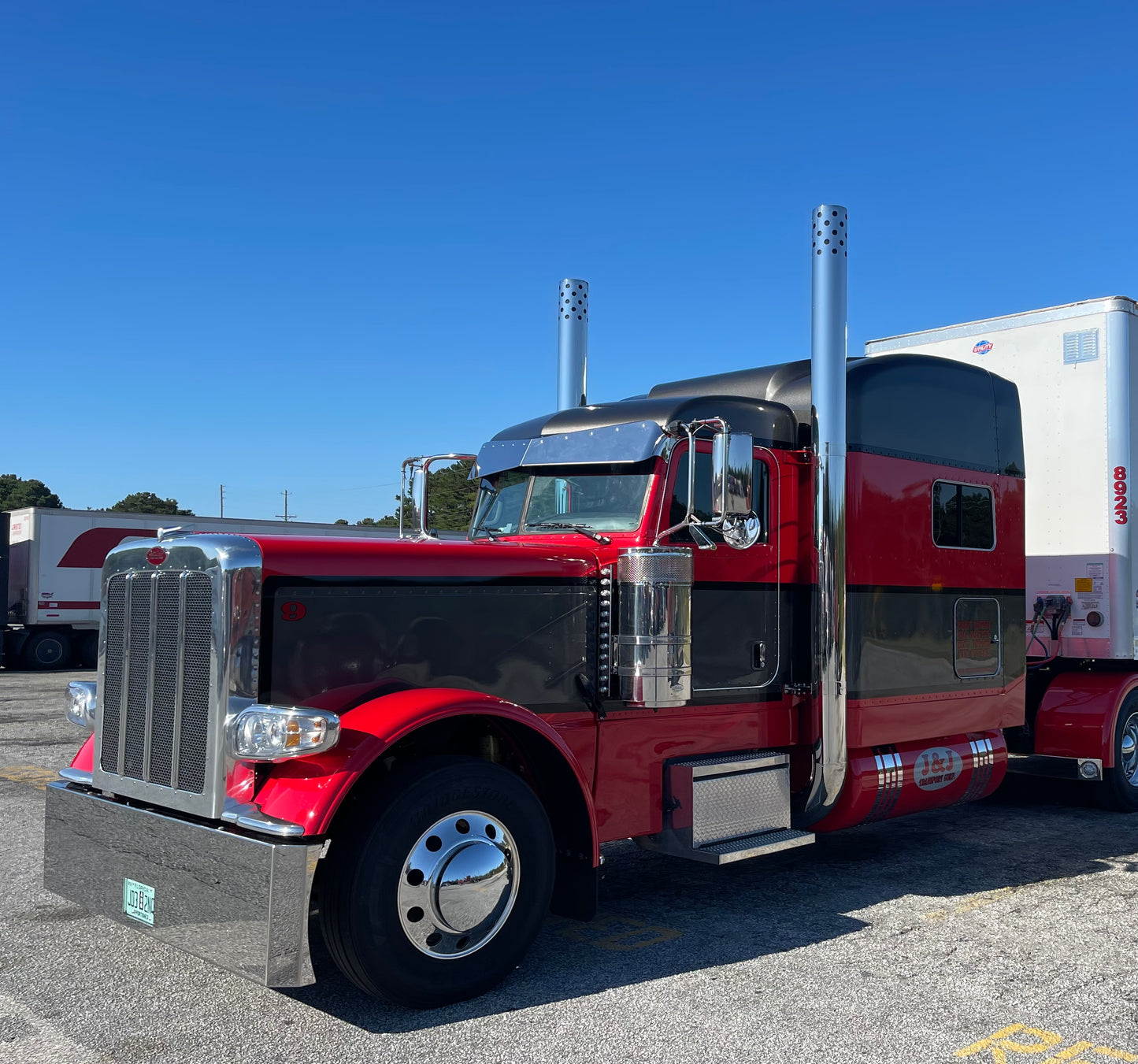 Parachoques universal liso Peterbilt de 20" con protector de neumáticos y caja de matrícula