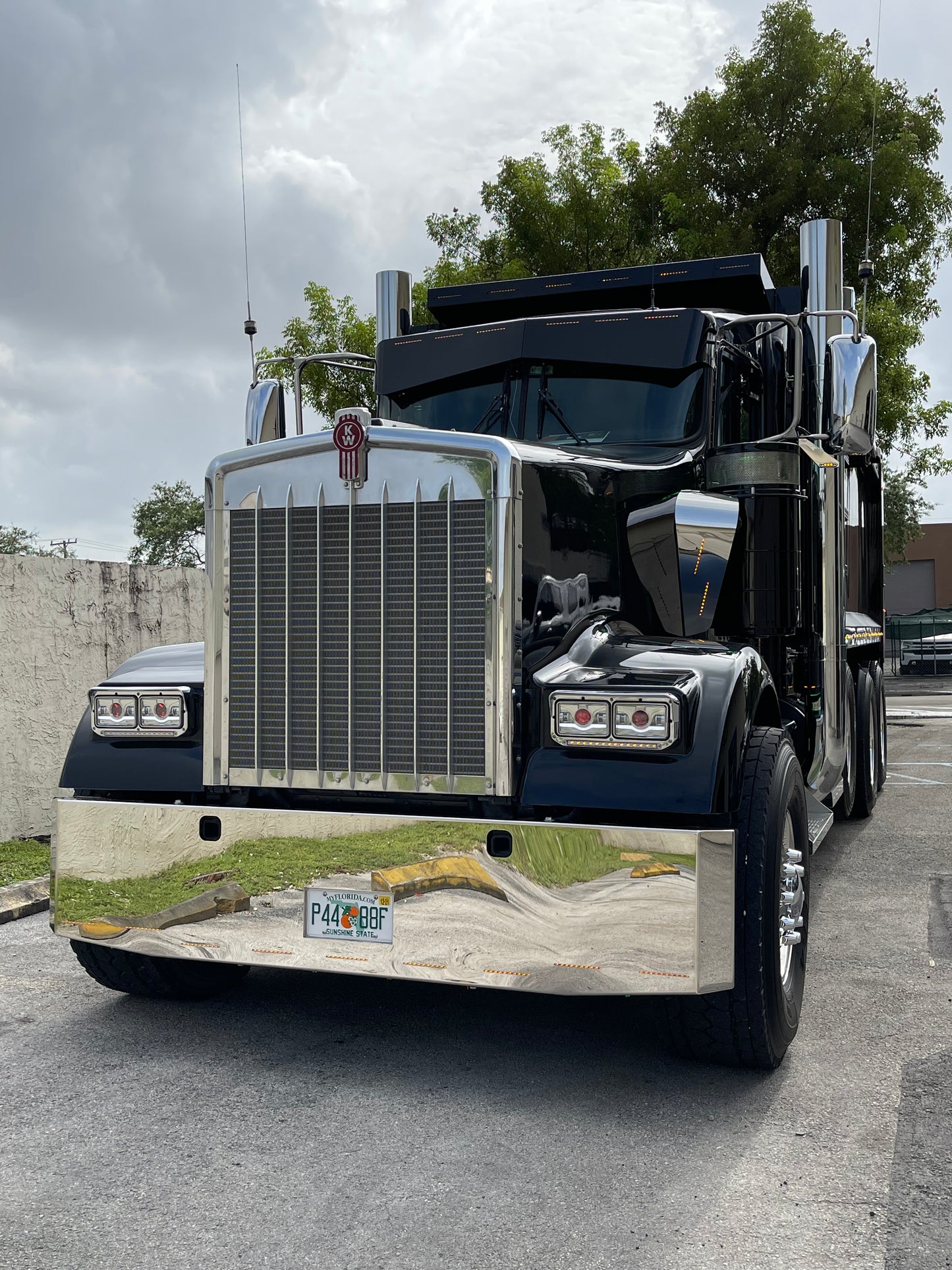 Defensa Kenworth W900 de 18"x16" con 11 luces LED ocultas (1 línea)