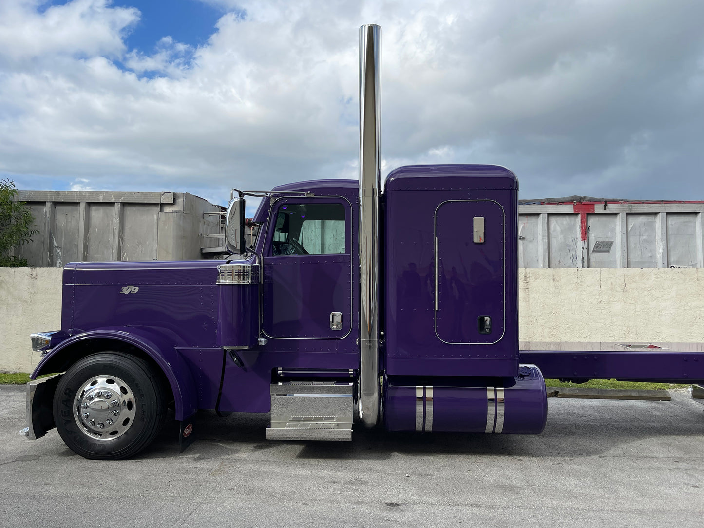 DISEÑO DE LÍNEA DE LOGOTIPO DE CAPÓ DE SERVICIO PESADO PETERBILT 379