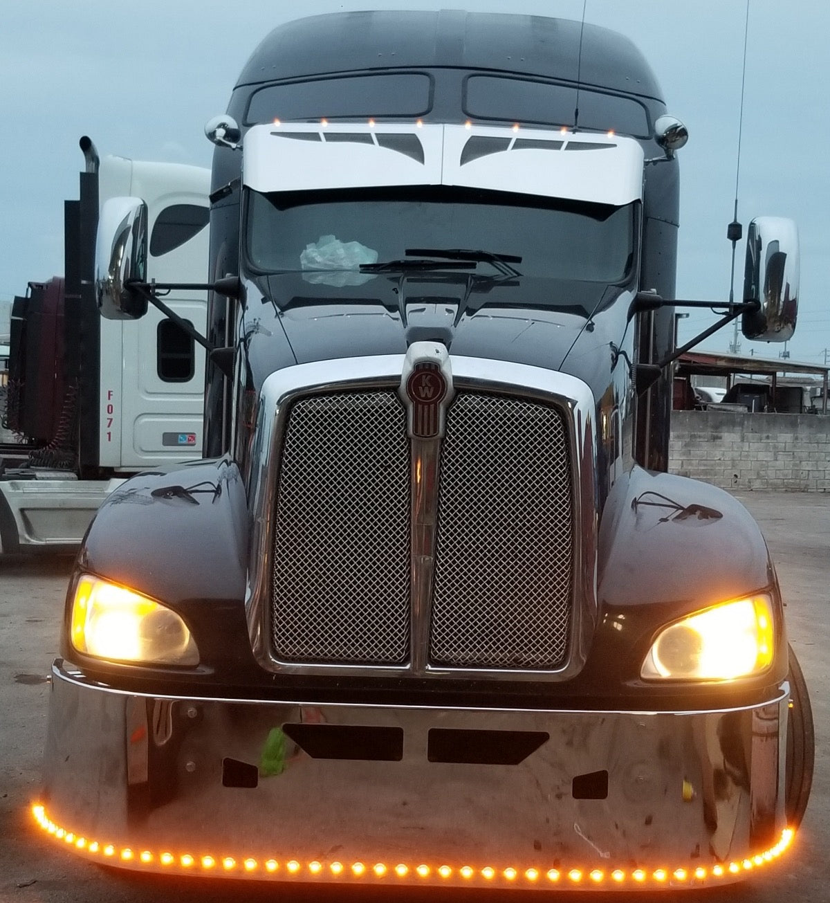 Visera Kenworth 14G Bowtie con cejas y LED de 8 3/4" en el borde