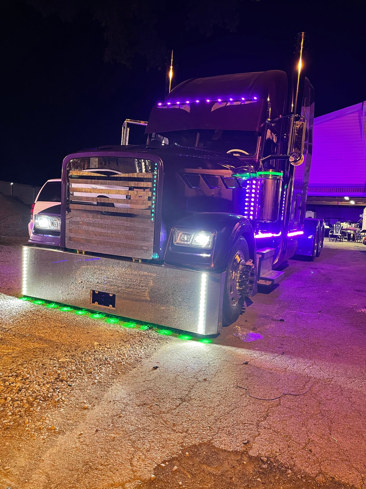 Visera de una pieza Freightliner Classic para pintar con recortes de malla y LED de 10 3/4"