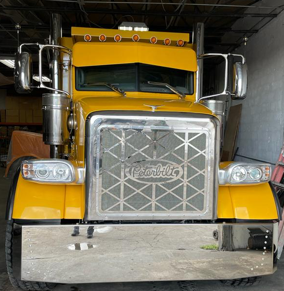 Parrilla de acero inoxidable Diamond de capó corto Peterbilt 379 con logotipo