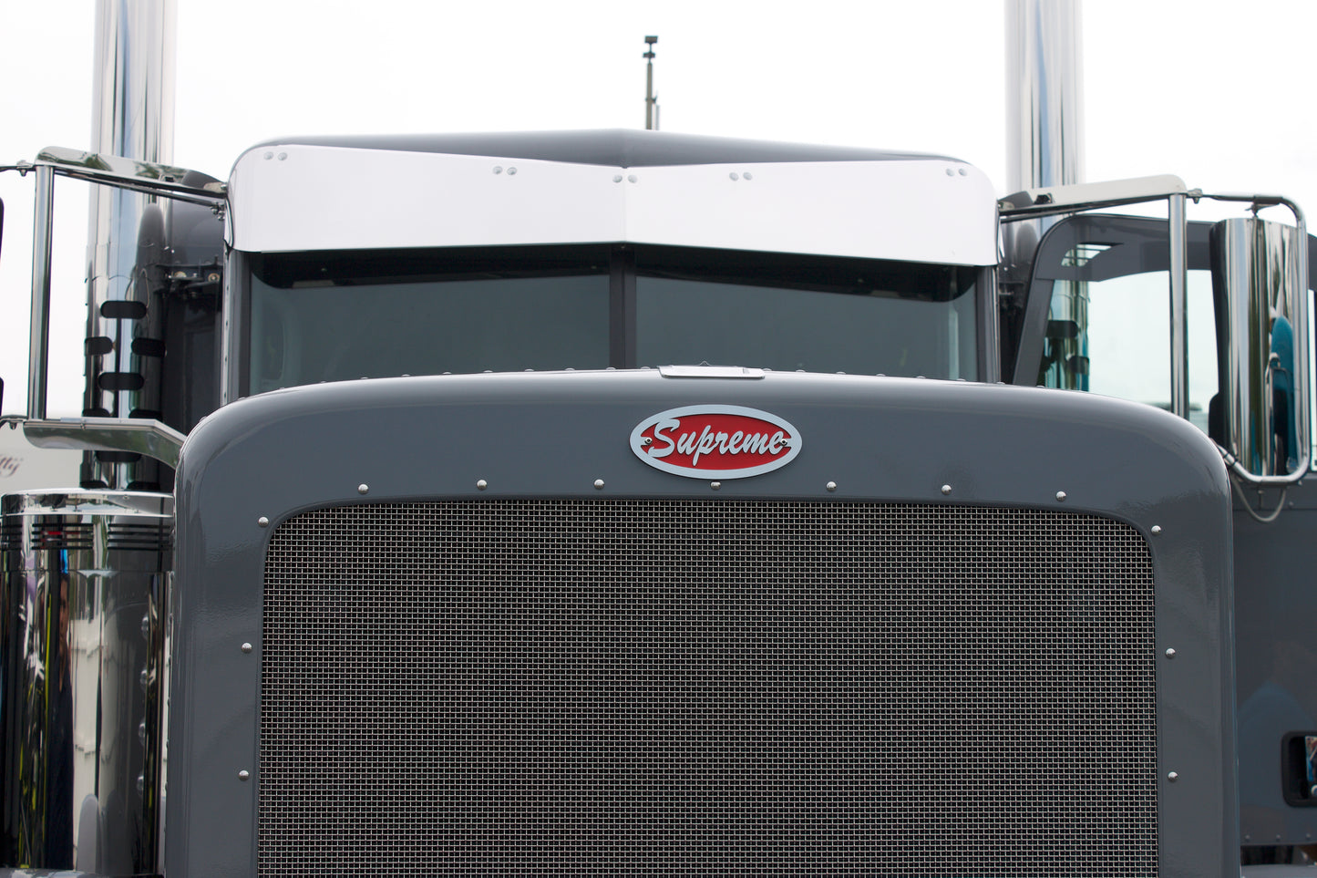 Visera de una pieza "SUPREME" para Peterbilt Serie 300 con 10 LED