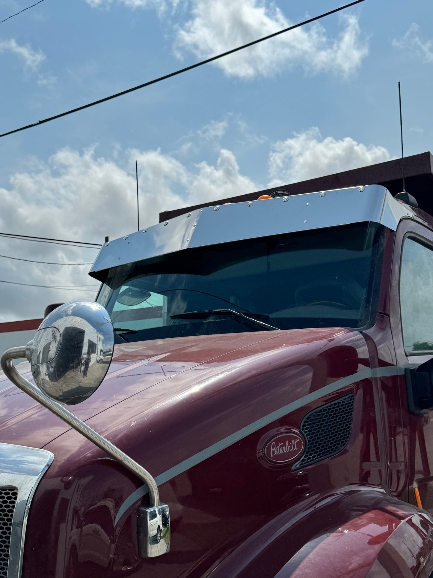 Visera Pequeña en V Peterbilt y Kenworth Day Cab de 12.5" x 10.5" con LEDs de 3/4" en el Borde
