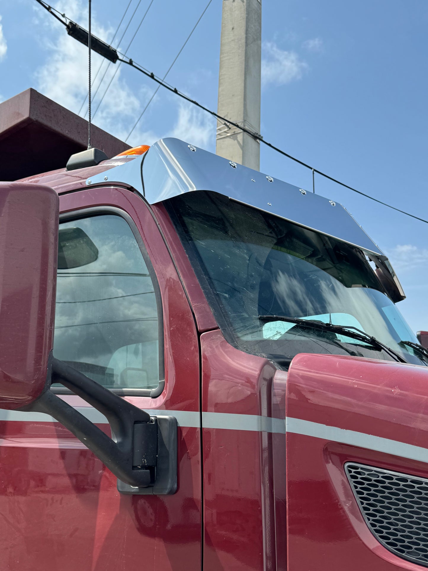 Visera Pequeña en V Peterbilt y Kenworth Day Cab de 12.5" x 10.5" con LEDs de 3/4" en el Borde