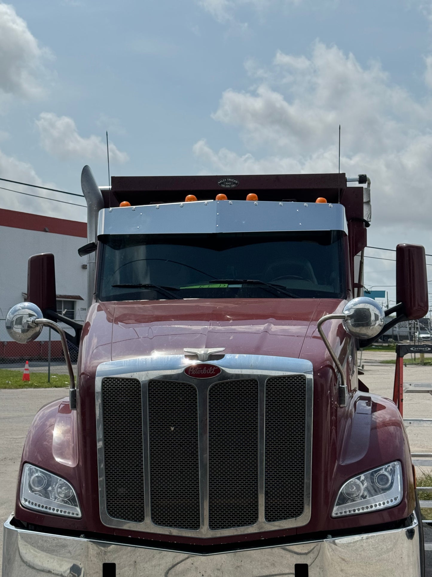 Visera Pequeña en V Peterbilt y Kenworth Day Cab de 12.5" x 10.5" con LEDs de 3/4" en el Borde