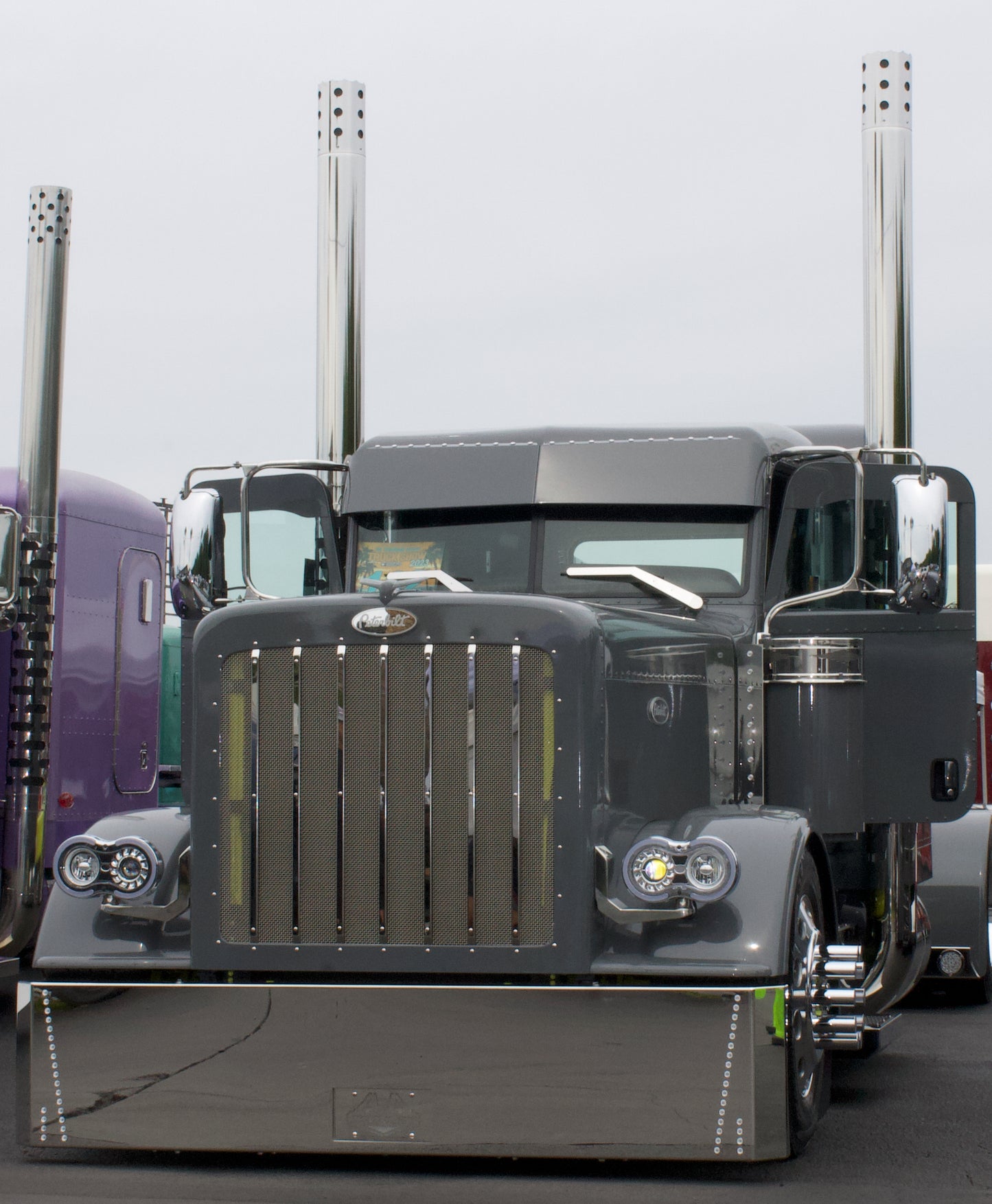 Visera "BAD INFLUENCE" para Peterbilt Serie 300 con 20 luces LED de 20 3/4" en el borde