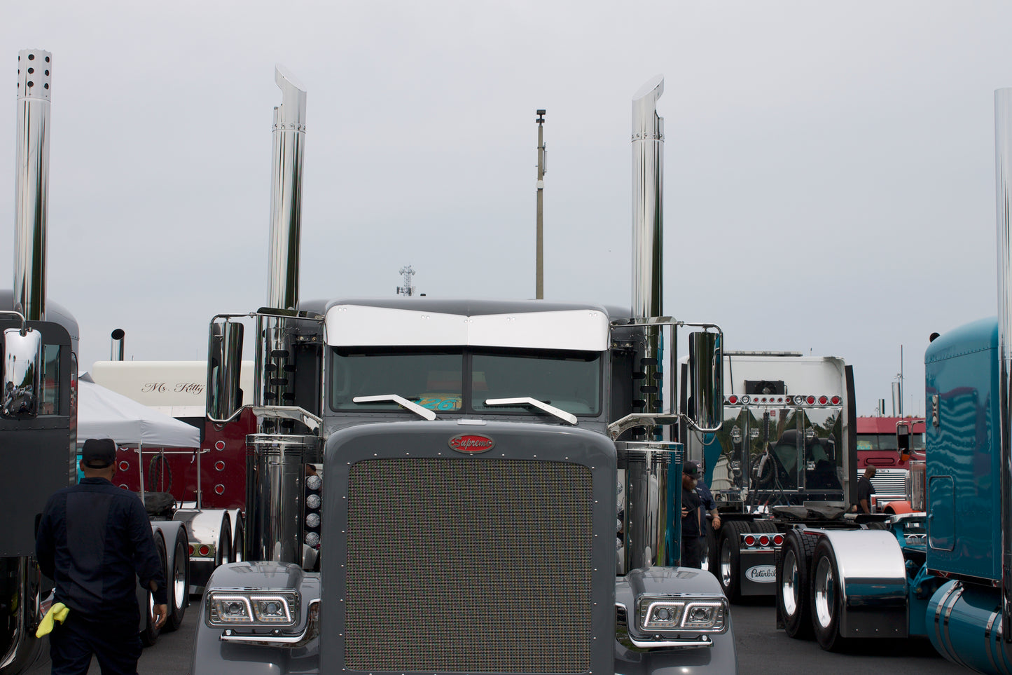 Visera de una pieza "SUPREME" para Peterbilt Serie 300 con 10 LED