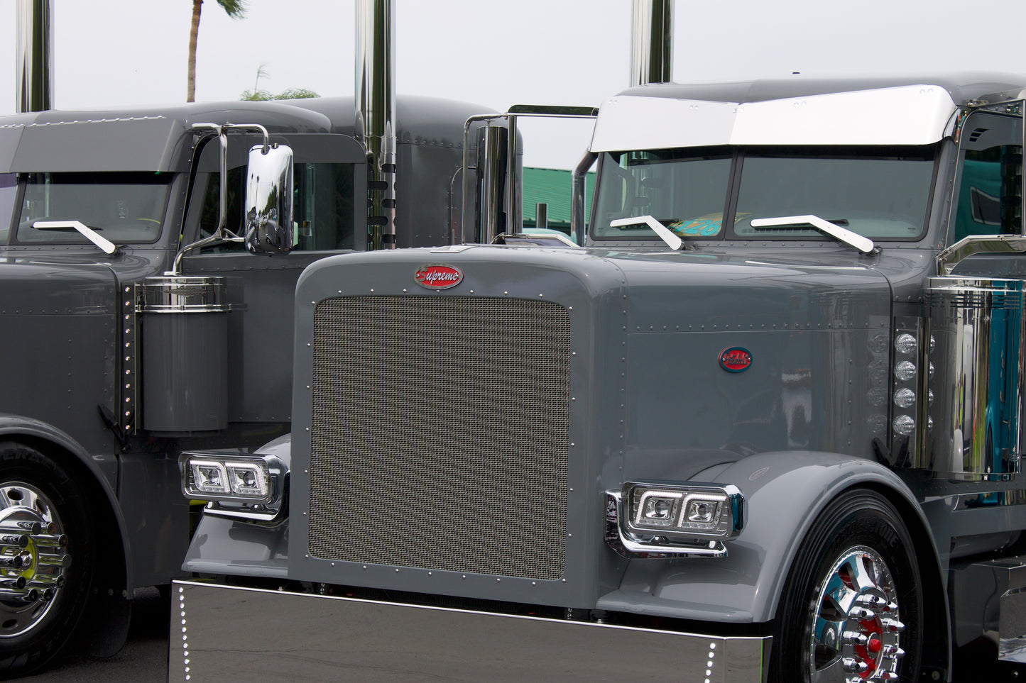 Visera de una pieza "SUPREME" para Peterbilt Serie 300 con 10 LED