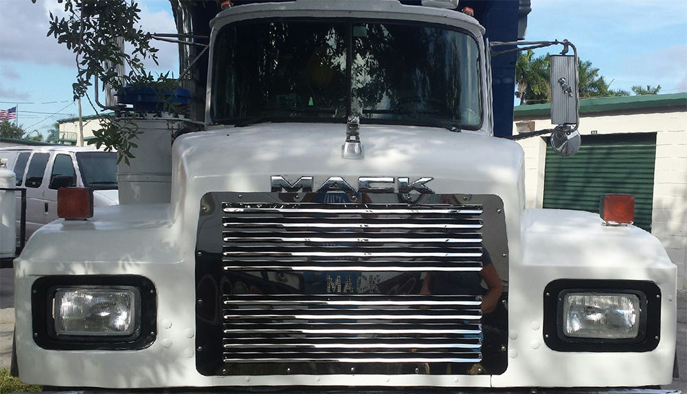 Parrilla de acero inoxidable con rejilla de ventilación Mack RD con logo en el centro