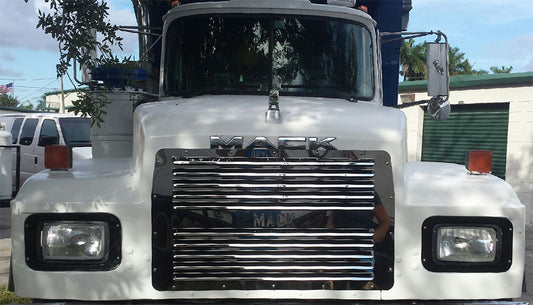 Parrilla de acero inoxidable con rejilla de ventilación Mack RD con logo en el centro