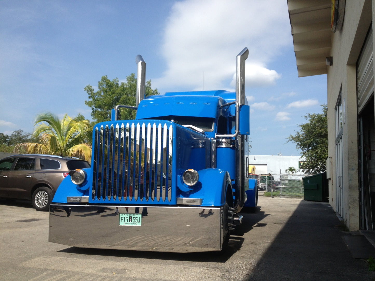 Paragolpes cónico de 22" x 20" para Peterbilt 379 y 389 con 11 LED ocultos