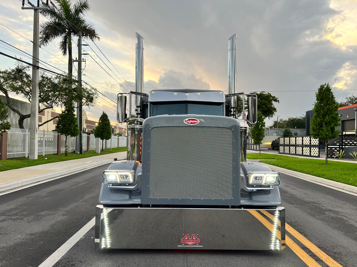 Paragolpes de acero inoxidable SUPREME Peterbilt 379 y 389