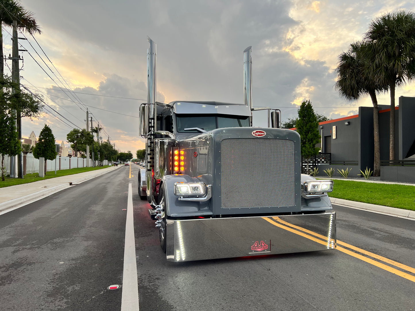 Paragolpes de acero inoxidable SUPREME Peterbilt 379 y 389