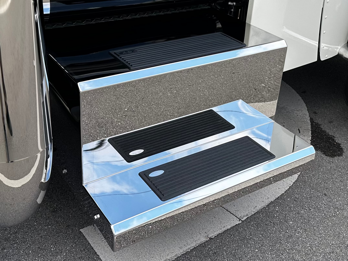 Tapa de caja de herramientas y batería Peterbilt de acero inoxidable 304 calibre 14 con escalones