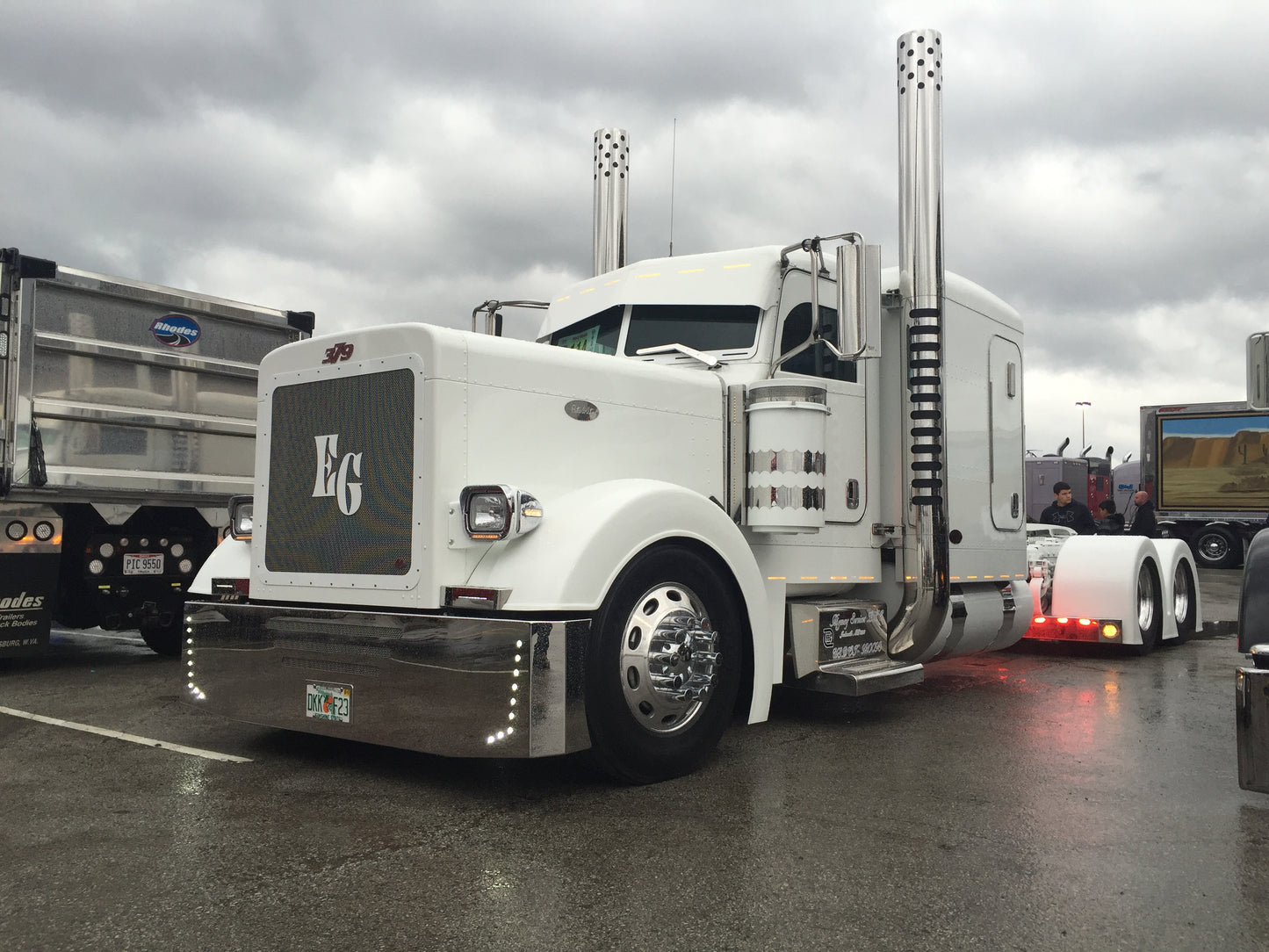 Parachoques Peterbilt 379 y 389 de 20" x 18" con 18 LED (estilo bastón)