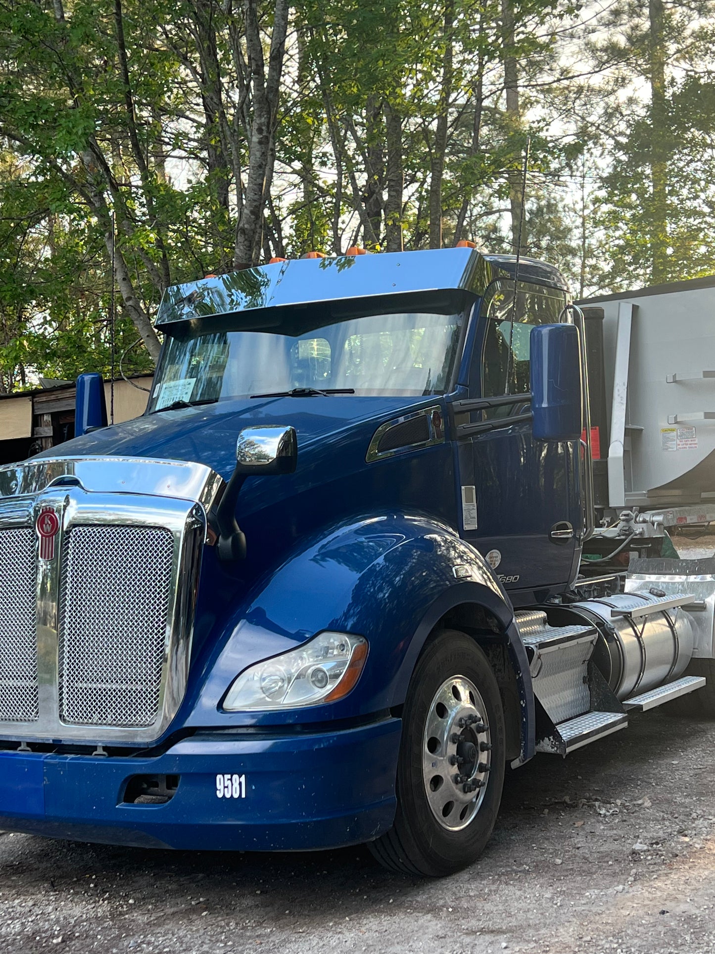 PTB (579 y 567 Day Cab), KW (T680, T880 y W990 Day Cab) Visera Pequeña en V Lisa de 12.5" x 10.5"