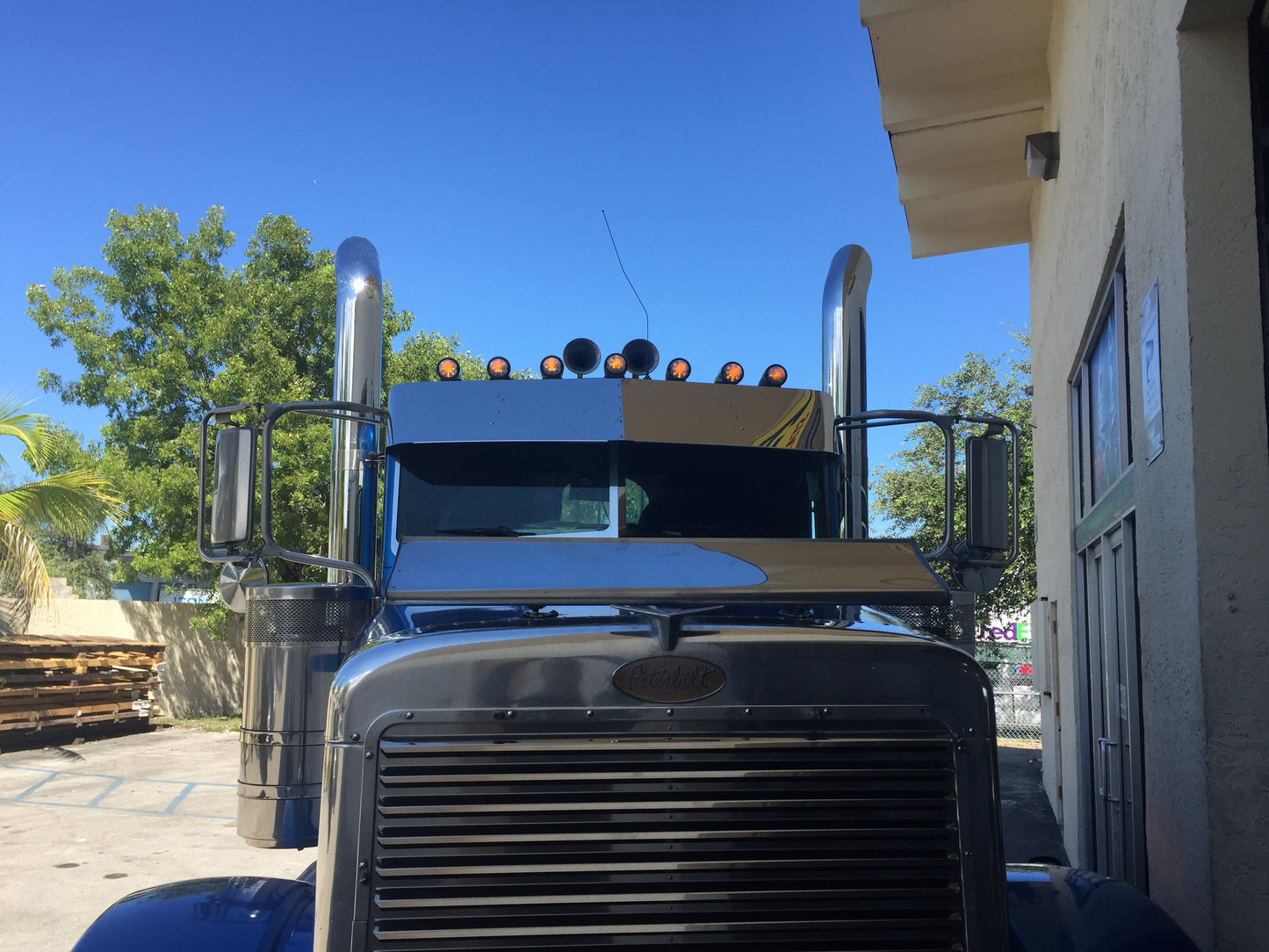 Visera recta de la serie Peterbilt 300 con acabado de espejo