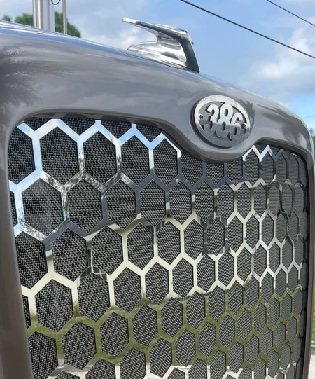 PETERBILT 386 LOGO DE CAPÓ RESISTENTE.