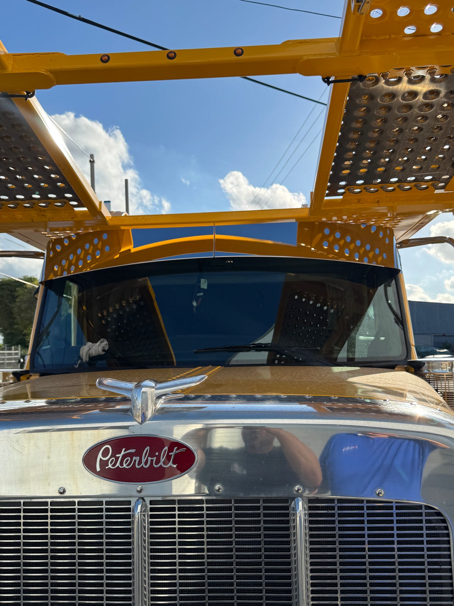 Visera curva de acero inoxidable Peterbilt 589 (se adapta a portavehículos)