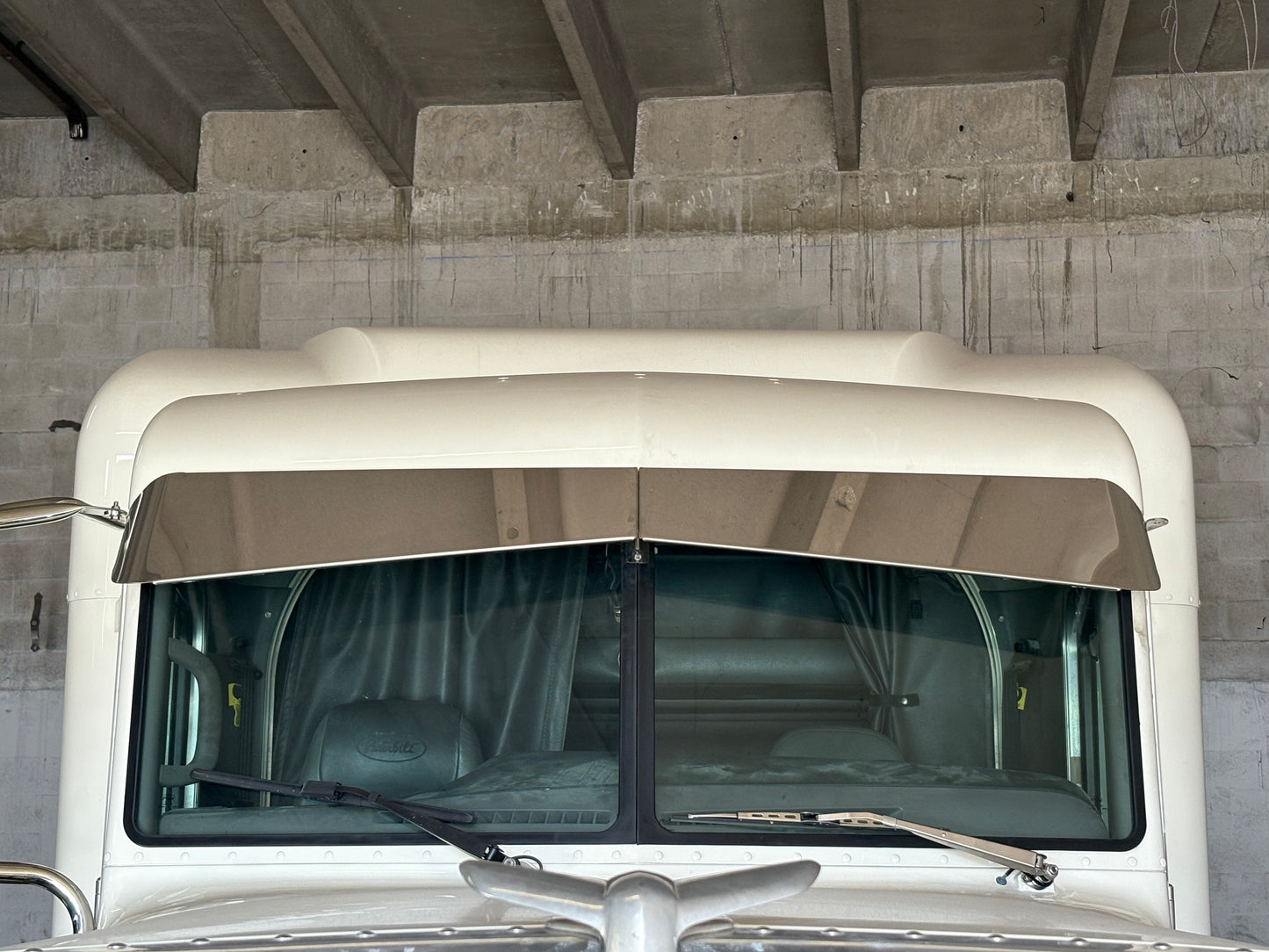 Visera Peterbilt de 9.5" a 6.5" con diseño de "corbatín" de acero inoxidable con acabado de espejo