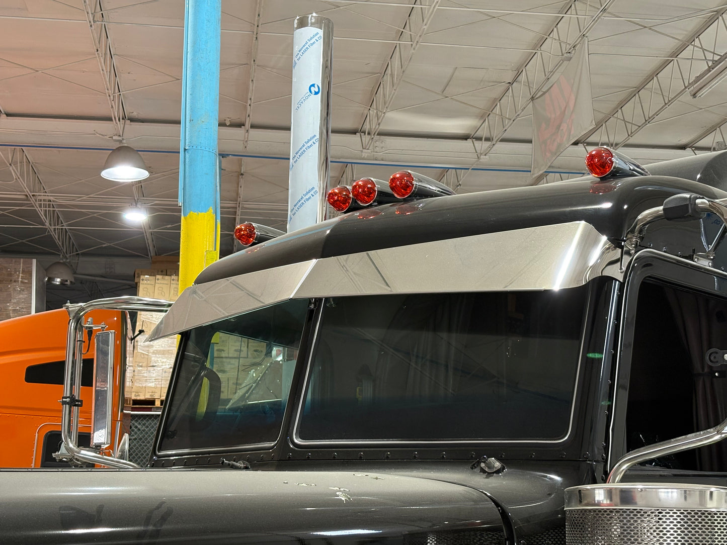 Visera Peterbilt de 9.5" a 6.5" con diseño de "corbatín" de acero inoxidable con acabado de espejo