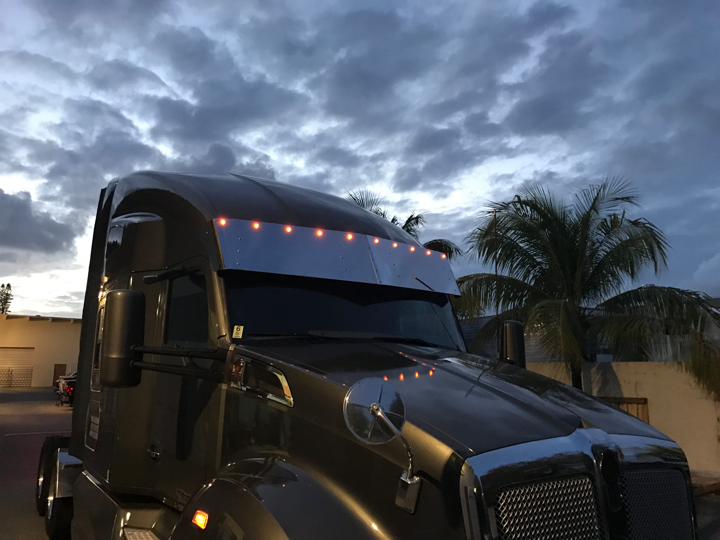 Visera semi-recta Kenworth T680 de 17" x 16.5" con 10 luces LED de 3/4"