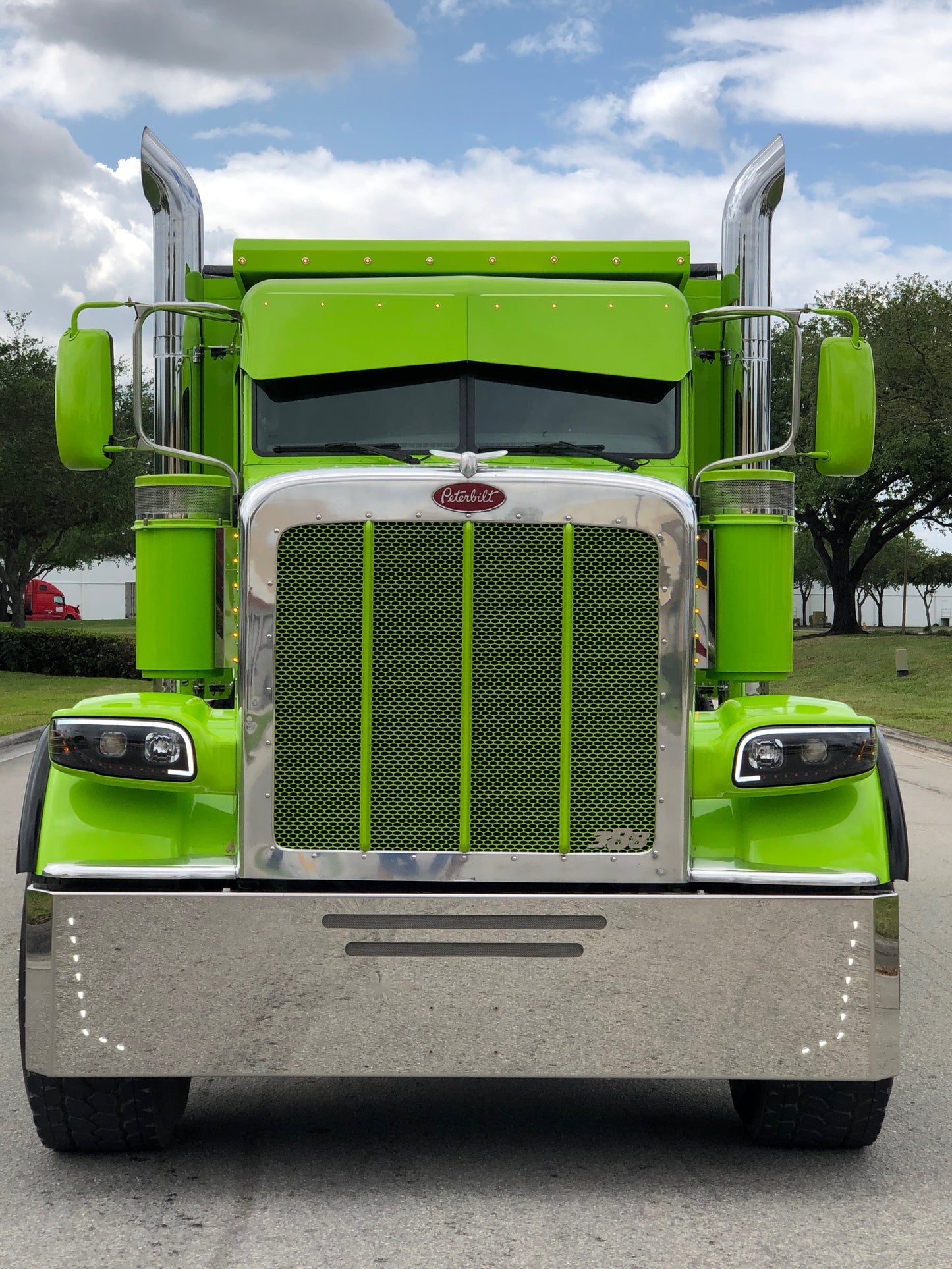 Paragolpes estilo caña Peterbilt 379 y 389 con 18 LED (18" o 20")