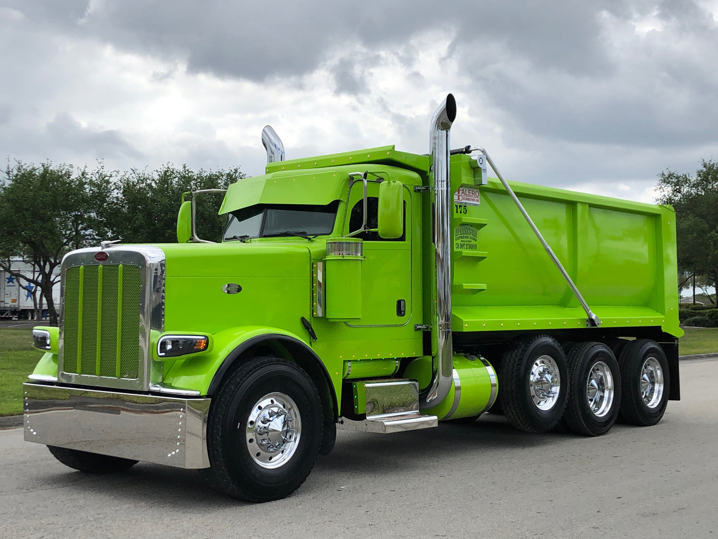 Paragolpes estilo caña Peterbilt 379 y 389 con 18 LED (18" o 20")