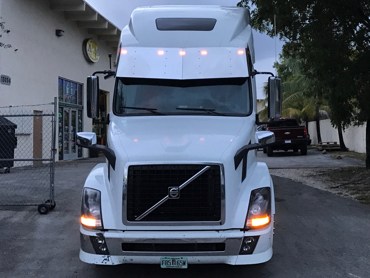 Volvo Visera en V de 20" con luces LED de 10 3/4"