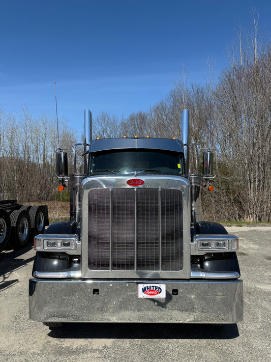 Visera curva de acero inoxidable Peterbilt 589 (se adapta a portavehículos)
