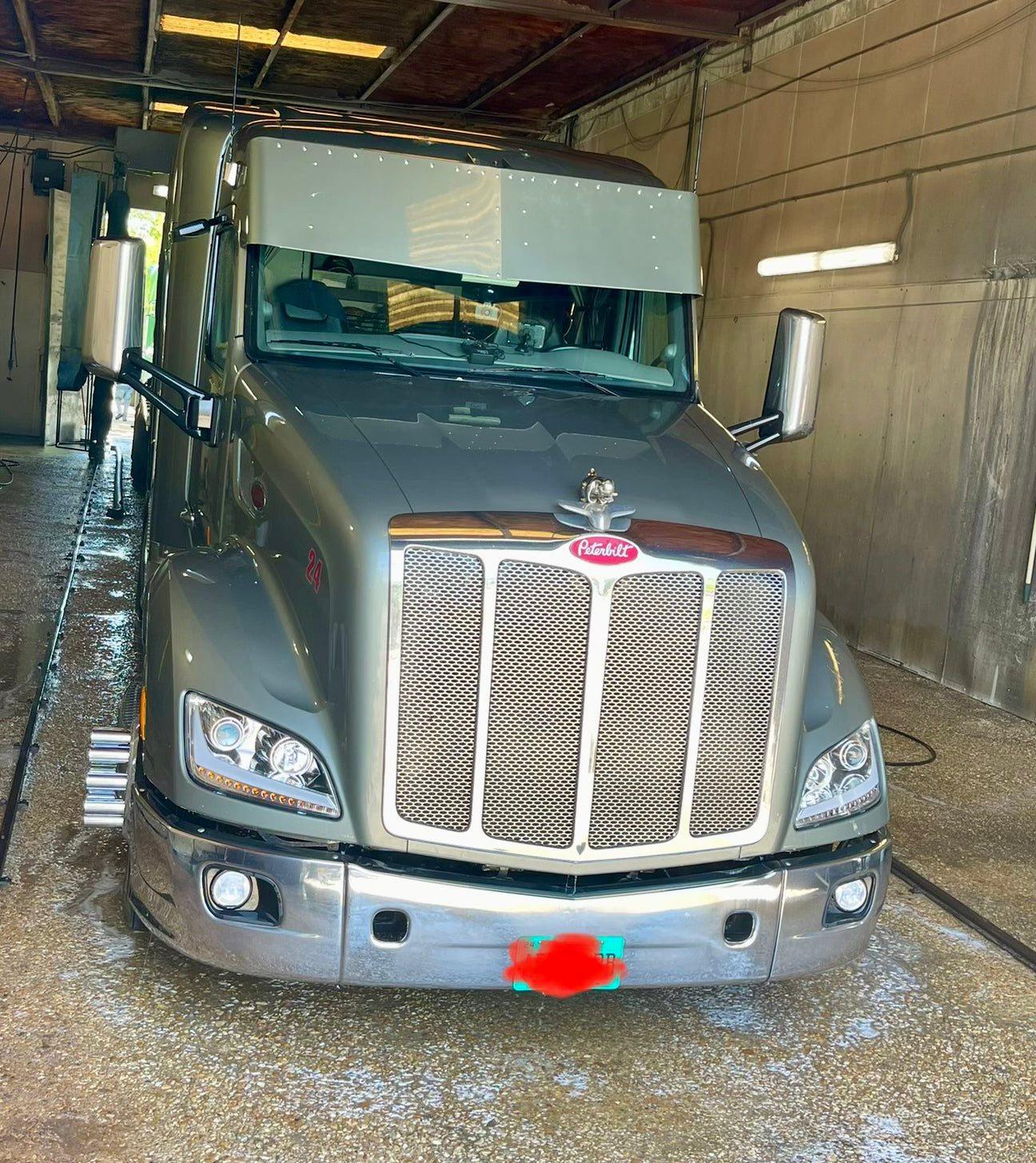 Visera Peterbilt 579 V con LED de 18 3/4"