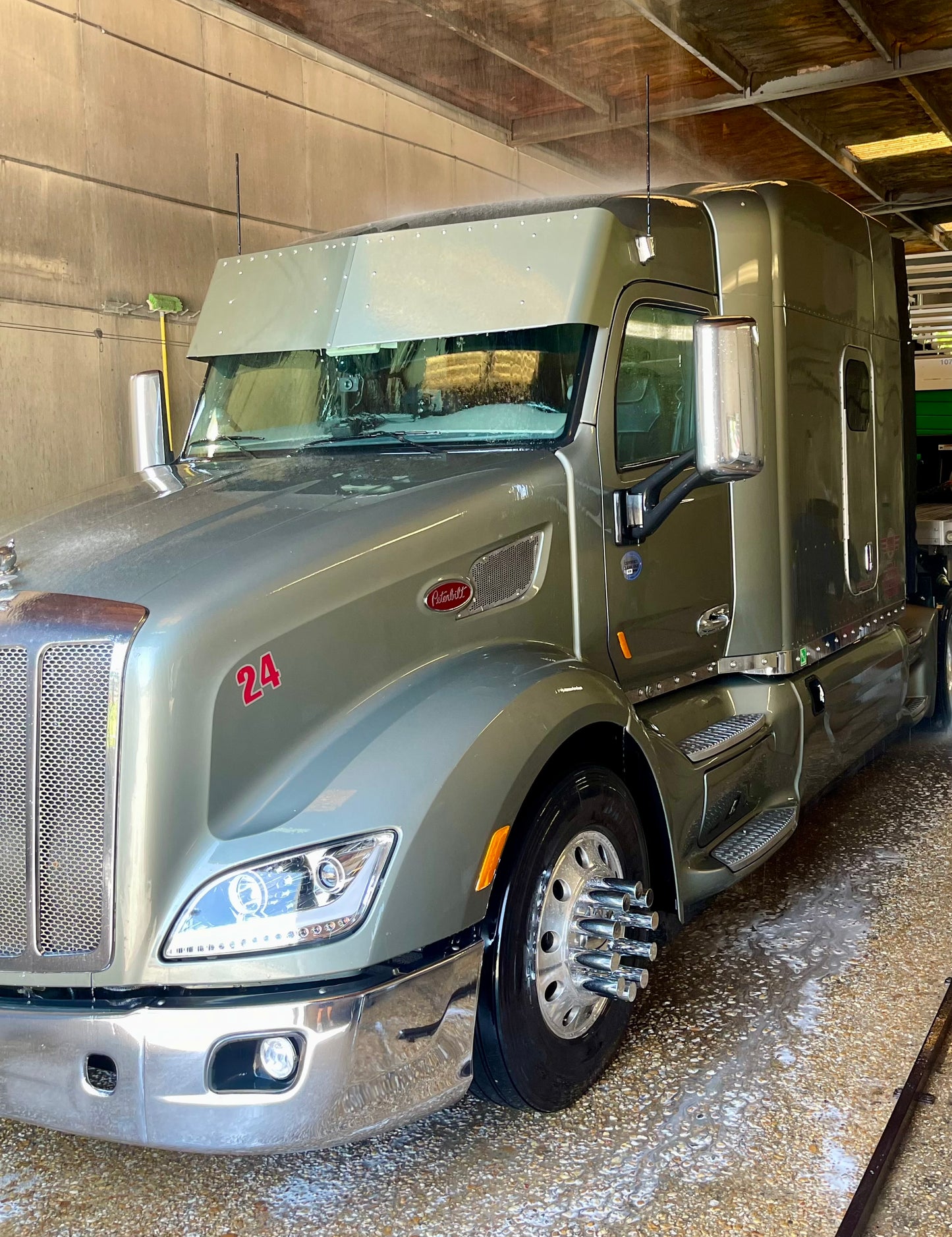 Visera Peterbilt 579 V con LED de 18 3/4"