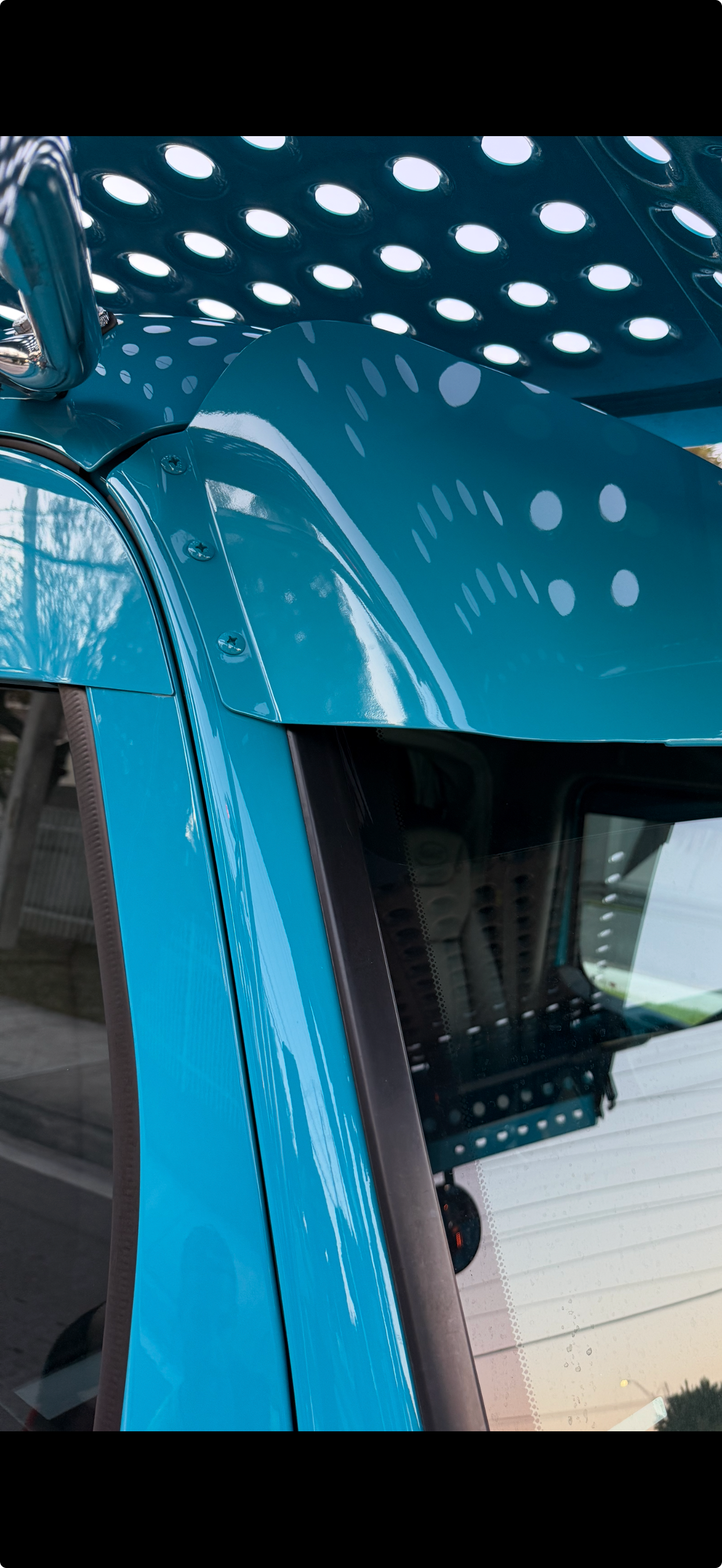 Visera curva de acero inoxidable Peterbilt 589 (se adapta a portavehículos)