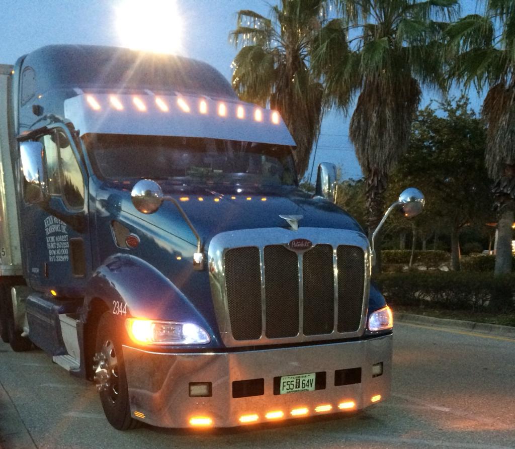 Visera Peterbilt 387 y 587 de 19"x 20" con 10 LED ocultos de 3/4"