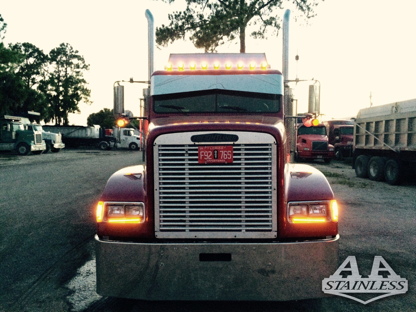 Visera lisa Freightliner Classic de 13" x 8.5" con forma de pajarita