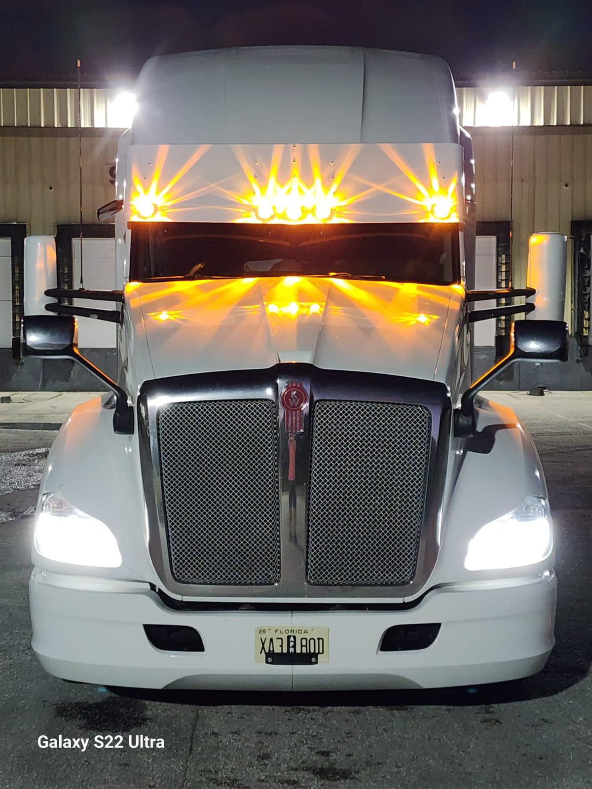 Visera recta Kenworth T680 de 21" a 20" con 5 luces LED estilo "watermelon"
