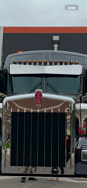 Visera Kenworth de una pieza lisa invertida con forma de pajarita