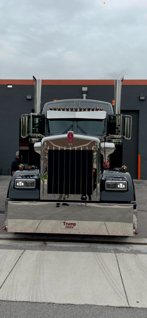 Visera Kenworth de una pieza lisa invertida con forma de pajarita