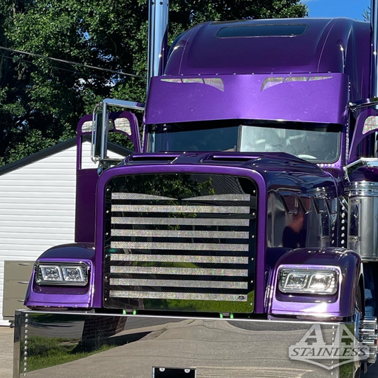 Parrilla de acero inoxidable Freightliner Classic 2023 con diseño de barra horizontal