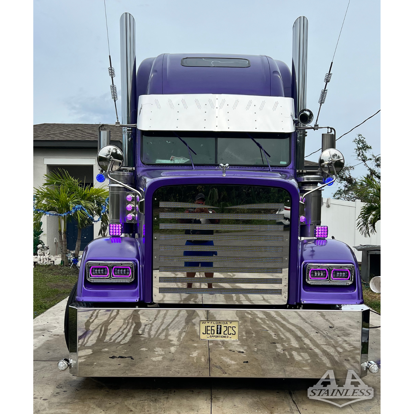 Parrilla de acero inoxidable Freightliner Classic 2023 con diseño de barra horizontal