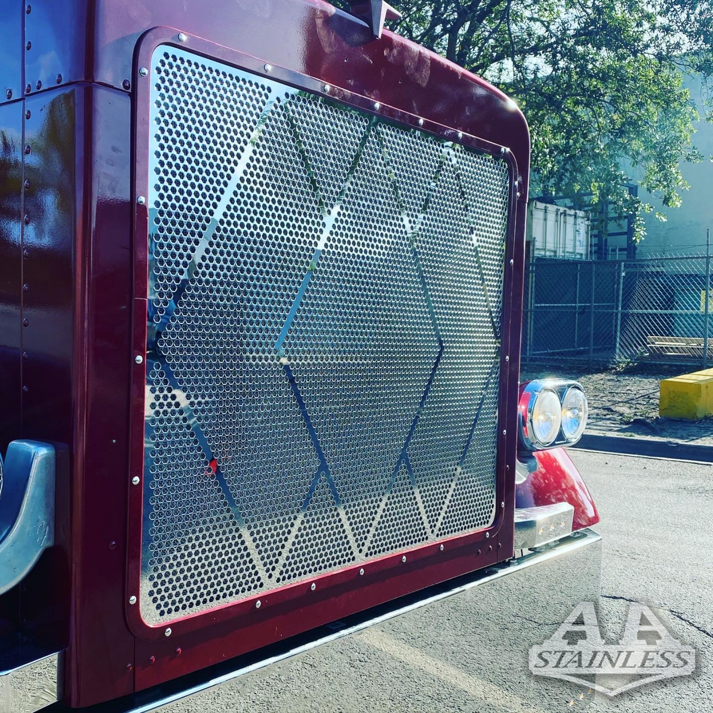 Parrilla de acero inoxidable perforado Triple Diamante para capó extendido Peterbilt 379