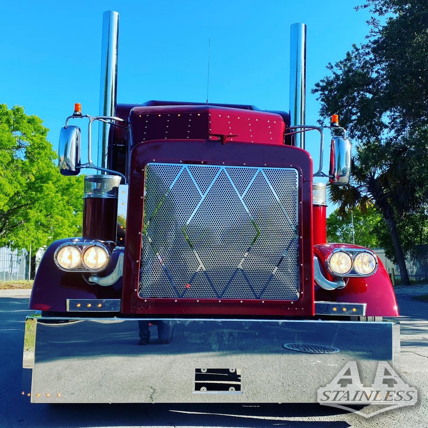 Parrilla de acero inoxidable perforado Triple Diamante para capó extendido Peterbilt 379