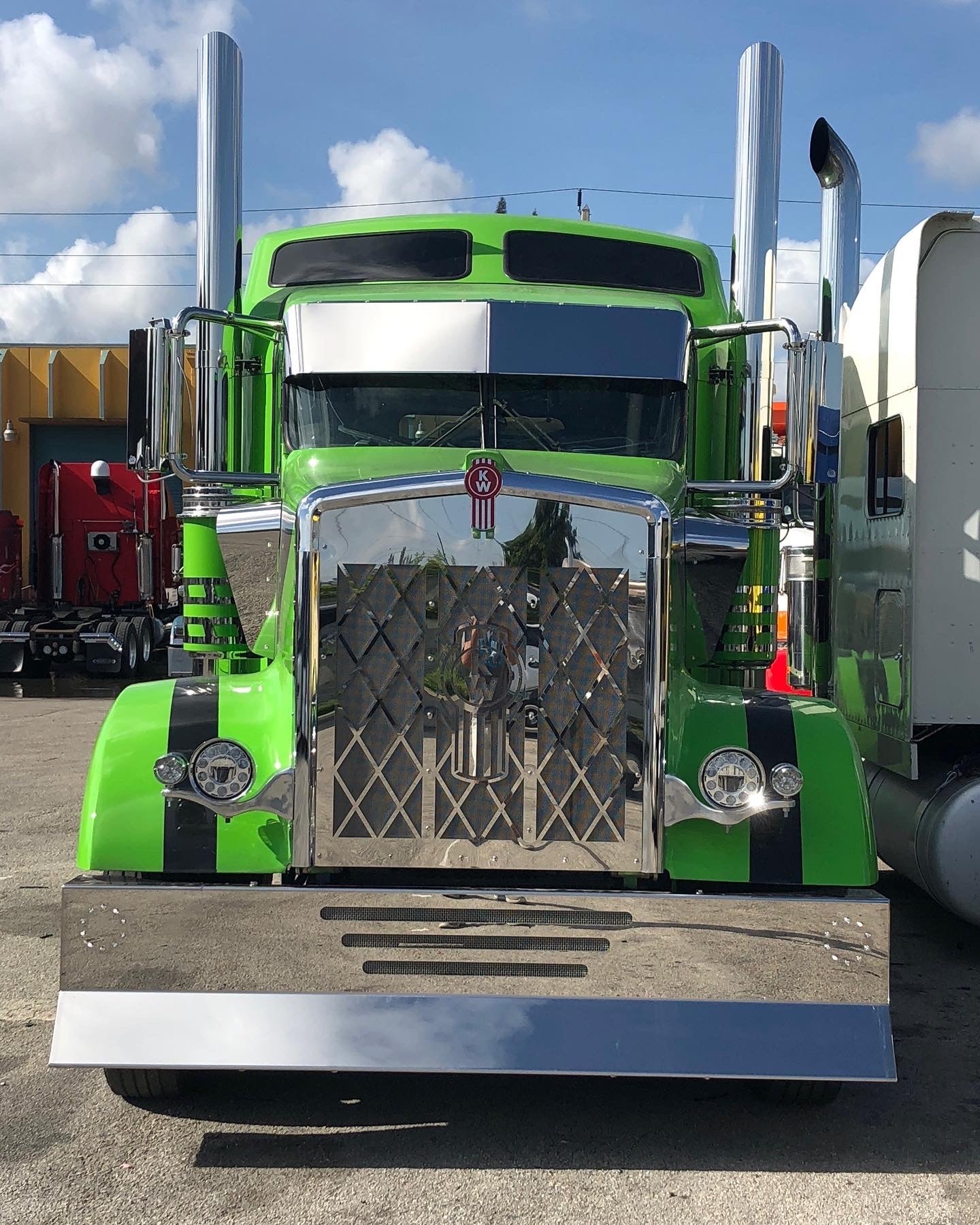 Parrilla de acero inoxidable de diamante grande Kenworth W900L con logotipo y malla