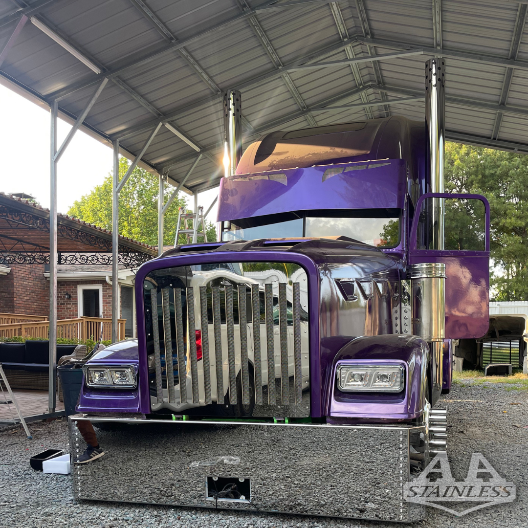 Rejilla de acero inoxidable Freightliner Classic con diseño de barras verticales (11 barras) y malla