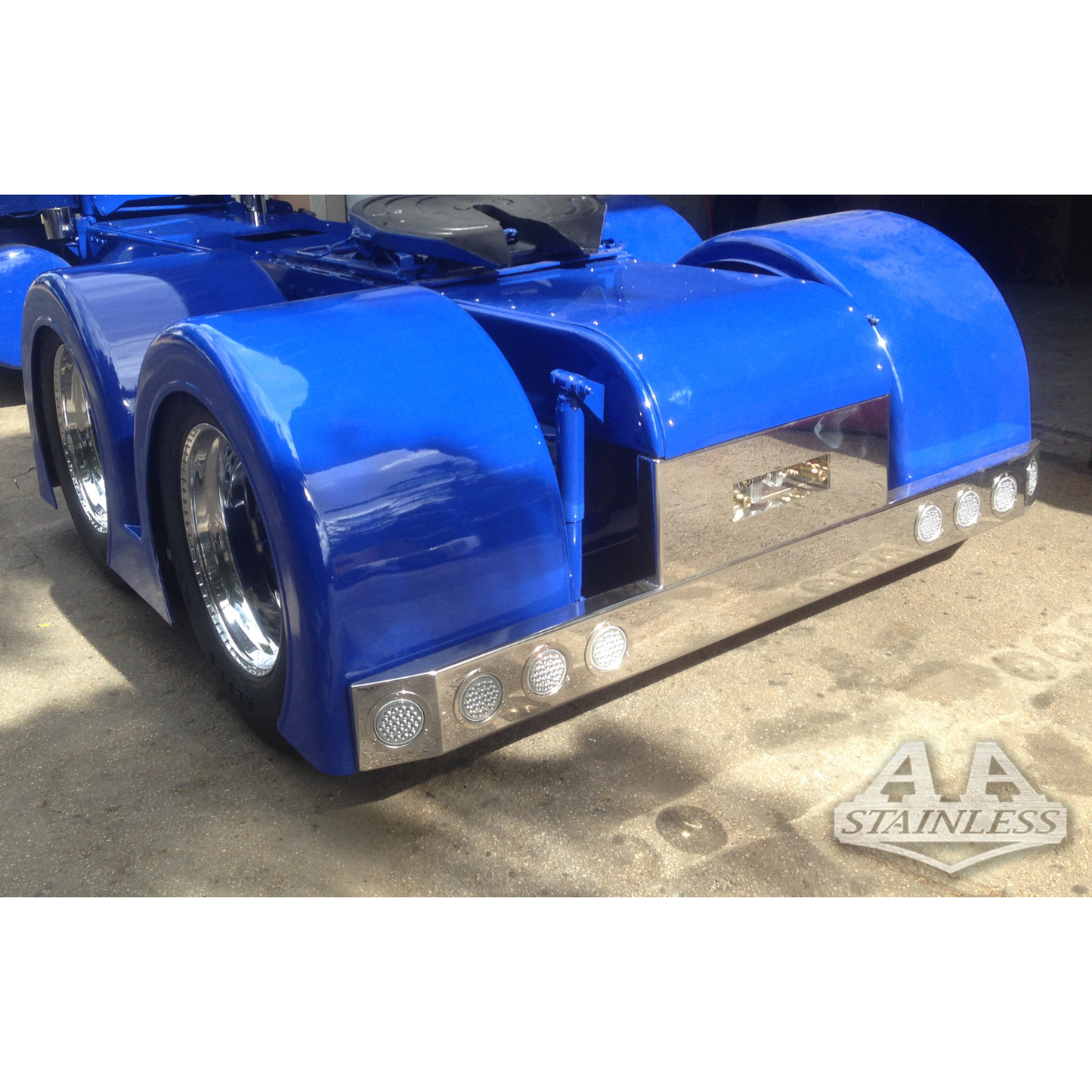 PARACHOQUES TRASERO UNIVERSAL TIPO T DE 19" CON 8 HUECOS PARA LUCES DE ACERO INOXIDABLE - FREIGHTLINER