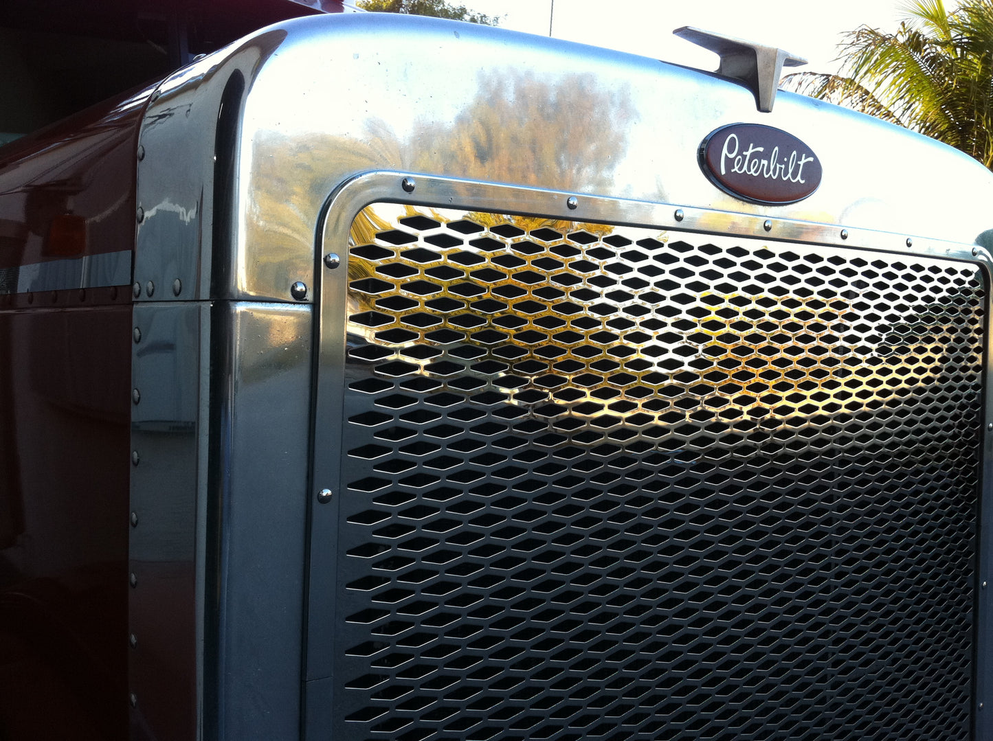 Parrilla de acero inoxidable perforado con rombos para Peterbilt 379 con capó extendido