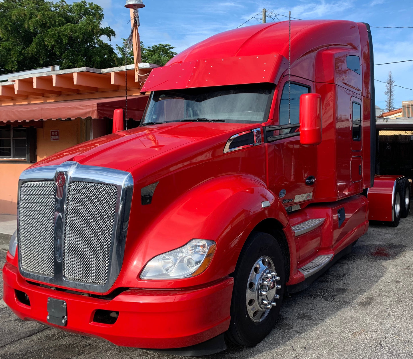 Visera para pintar Kenworth T680 de 17" x 16.5" con 10 luces LED de 3/4"