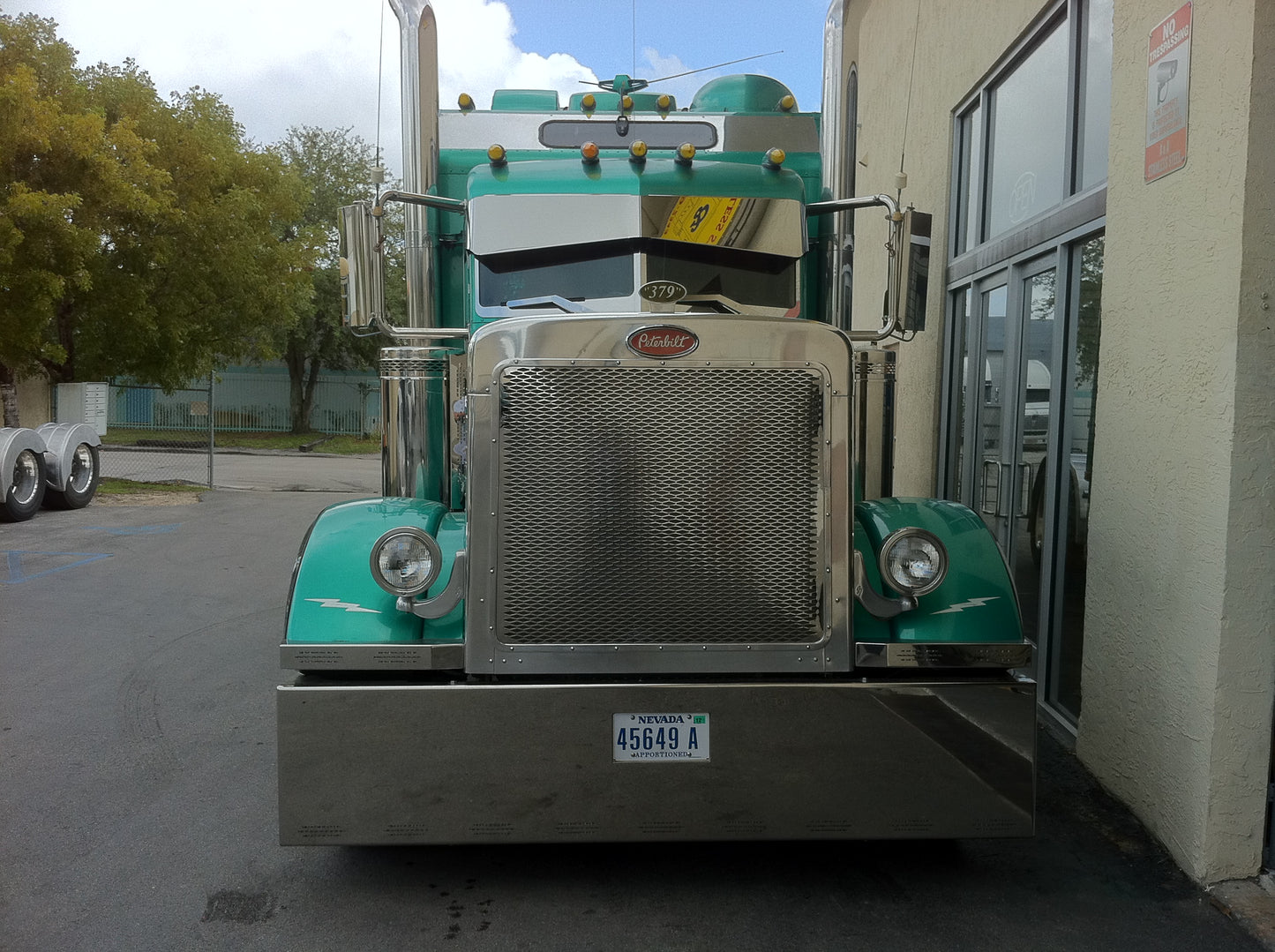 Rejilla de acero inoxidable perforada con forma de diamante Peterbilt 379 Short Hood